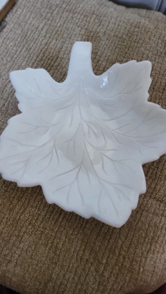 Vintage Westmoreland Milk Glass Large Maple Leaf
