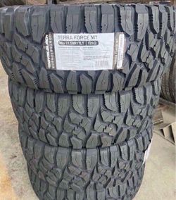 35/12.50R17 Mud Tire Set