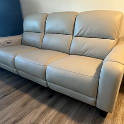 Leather Reclining Sofa – Dual power / Like New