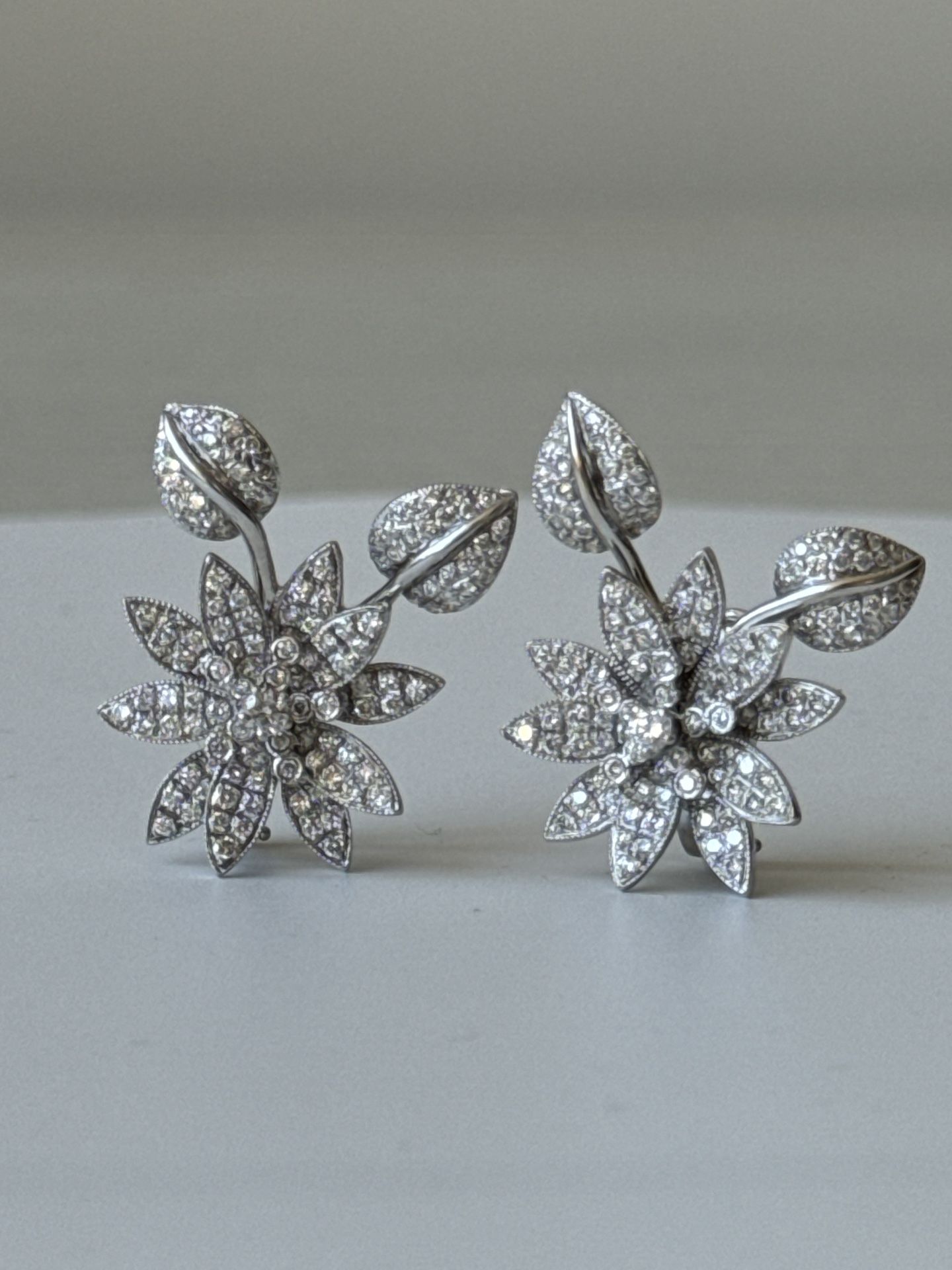 18k White Gold Diamonds Earrings Flowers