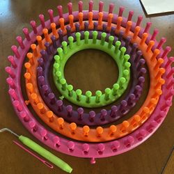 Knitting Loom Set (4 Sizes) + Homespun Yarn Bundle