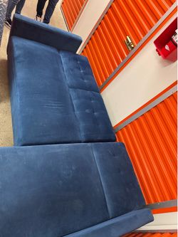 Blue velvet sectional sofá with chaise