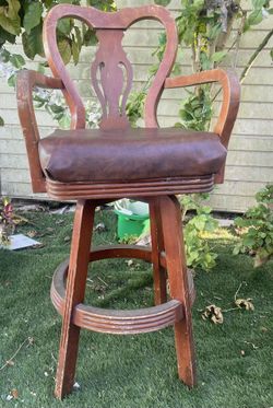 🪑 Vintage Solid Wood Swivel Bar Stool w/ Arms – Upholstered Seat – $60