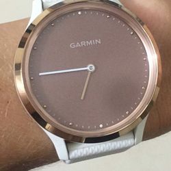 Garmin Vivomove HR Rosegold fitness watch with white straps