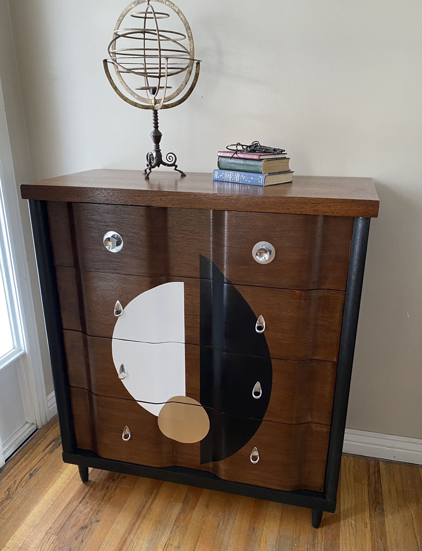 Mid Century Modern Chest of Drawers 