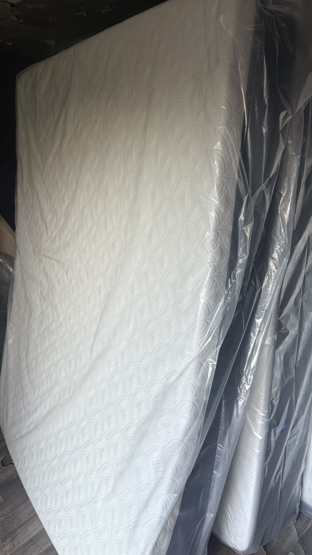 DISPLAY | QUEEN MEDIUM FIRM MATTRESS