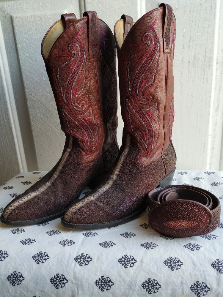 Size 9 Genuine Stingray Boots w/matching belt Maroon