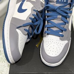 AIR JORDAN 1 MID (GS) CEMENT GREY/WHITE-TRUE BLUE