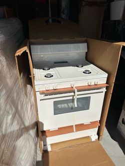 FRIGIDAIRE  30” GAS STOVE ~ NEW IN BOX ~ CAN DELIVER!!