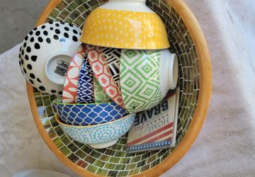 Large bowl and 10 small ones.