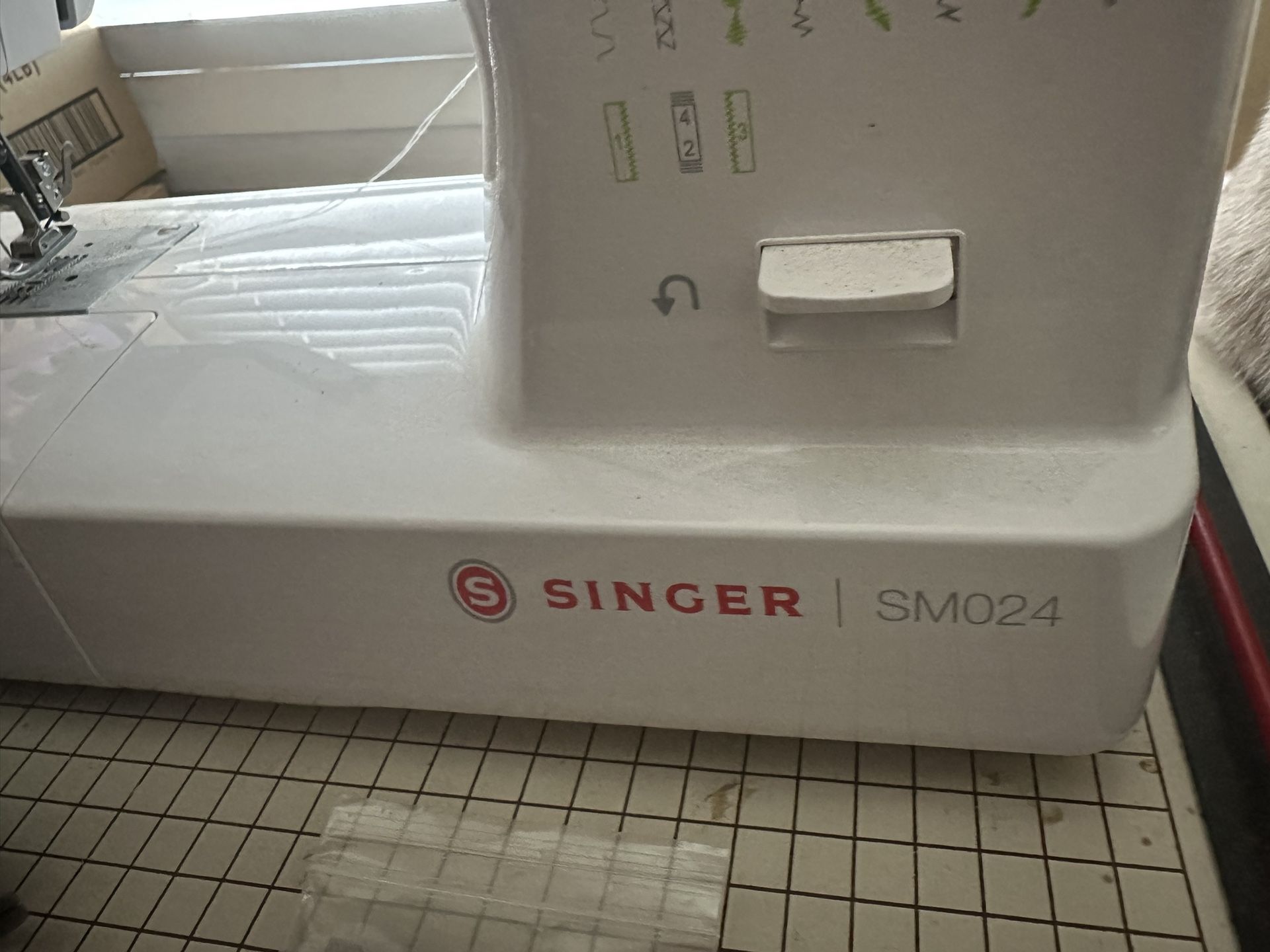 Singer SM024 Sewing Machine Like New !!