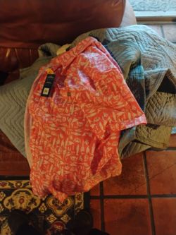 Huk button up T shirt mens medium