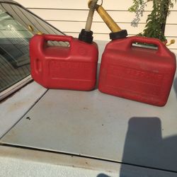 2-GAS CONTAINER USED IN GOOD CONDITION 1-1/4 GALLONS AND 1-4 OZ GALLONS $20.00