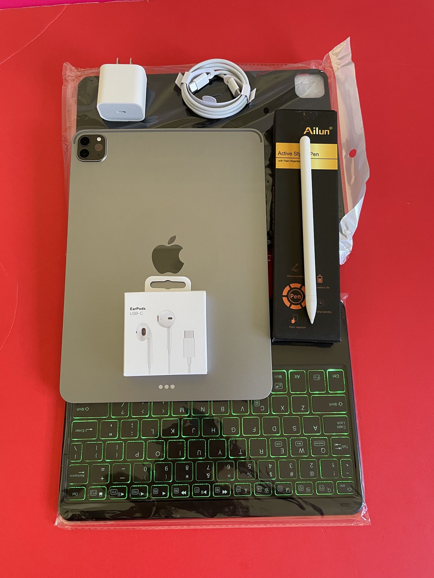 128GB Apple IPad Pro 11” 3rd Generation (2021 Model / M1 chip/ Liquid Retina / Face ID)  with pen, keyboard & Accesories (1TB $849)