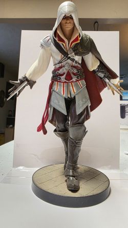 Assassins Creed II 2 Ezio Collectors Edition 9” White Statue Action Figure