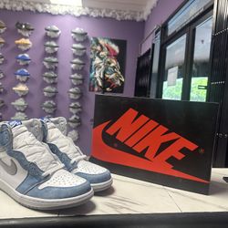 Jordan 1 Hyper Royal 