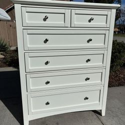 White Bassett Solid Wood 5 Drawer Dresser Chest of Drawers Furniture Great Condition 