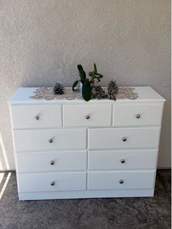 White dresser, with 9 drawers