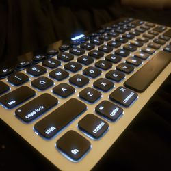 Logitech Easy Switch Bluetooth Keyboard K811 