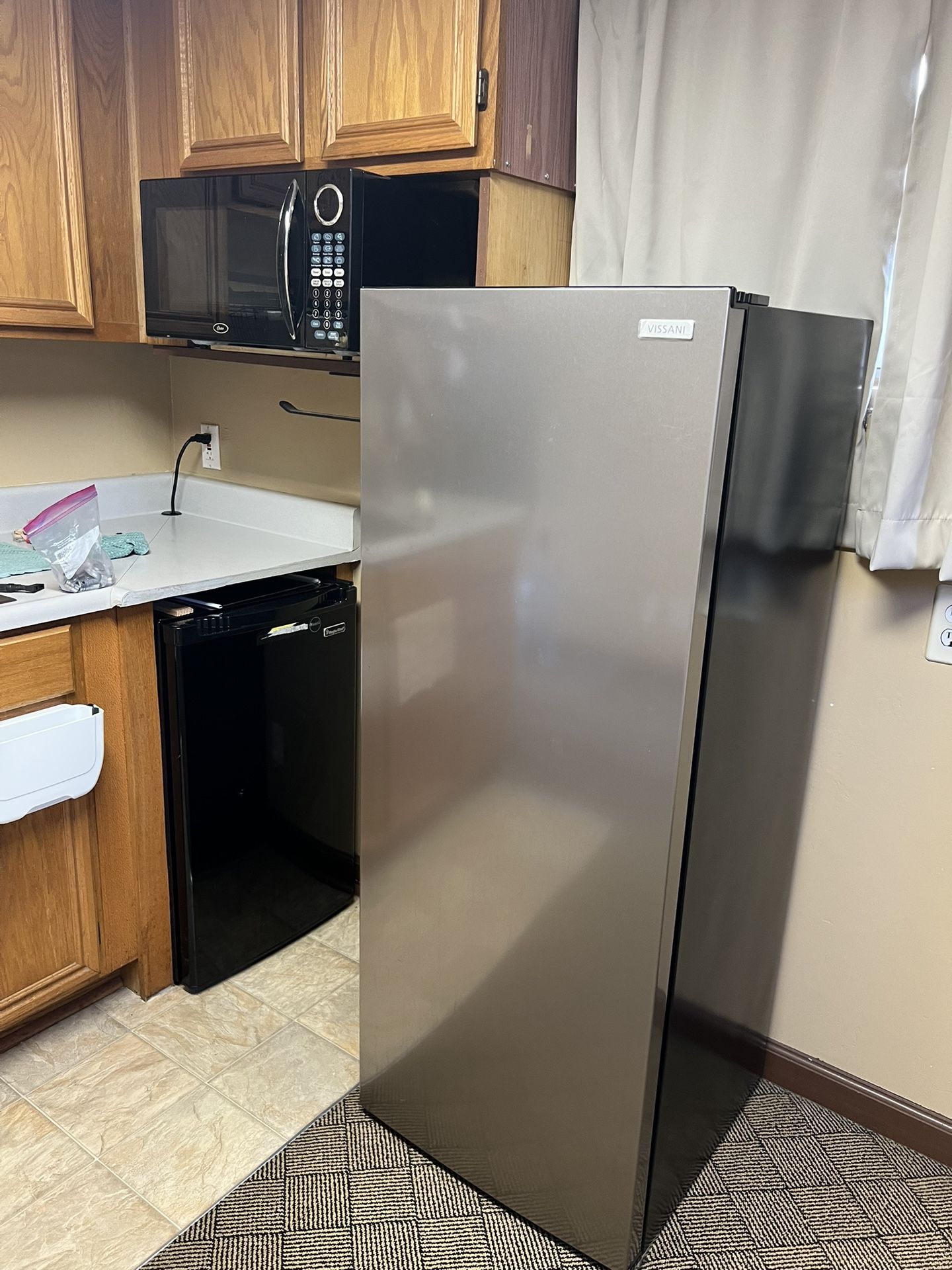 Vissani 7.1 Cubic Foot Fridge Or Freezer Perfect For Studio or RV