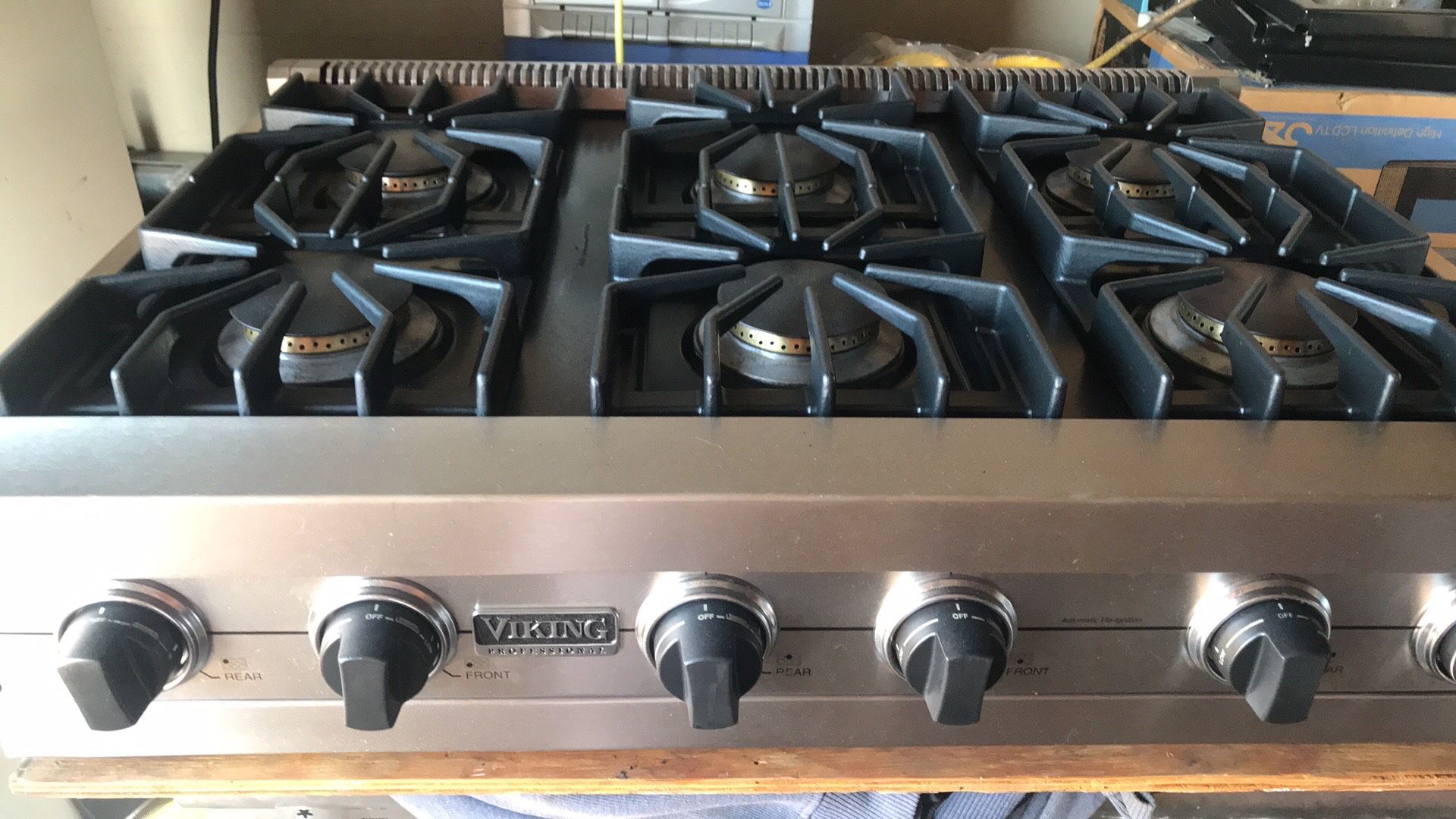 Viking Professional Cooktop 36” Natural Gas  6 Sealed  Burners  110 volts 