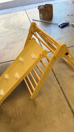 Kids slide and climb