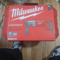 Milwaukee SDS Plus Rotary Hammer Kit 