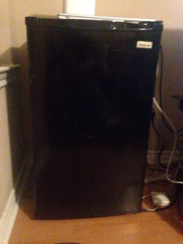 Magic Chef mini fridge Model MCBR445B1