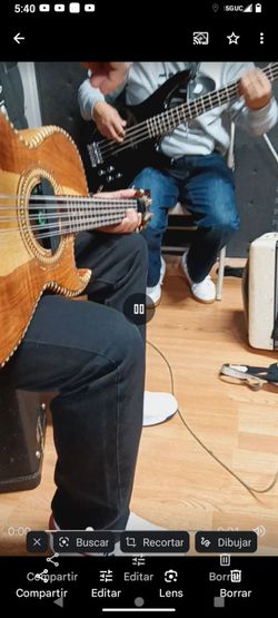 Buscó compañero musikos para practicar Yo toko bajó quinto