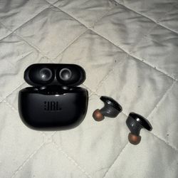 I'm selling various things: headphones, clothes, a baby stroller, etc. 