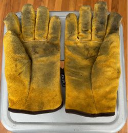Medium sized insulated leather work gloves