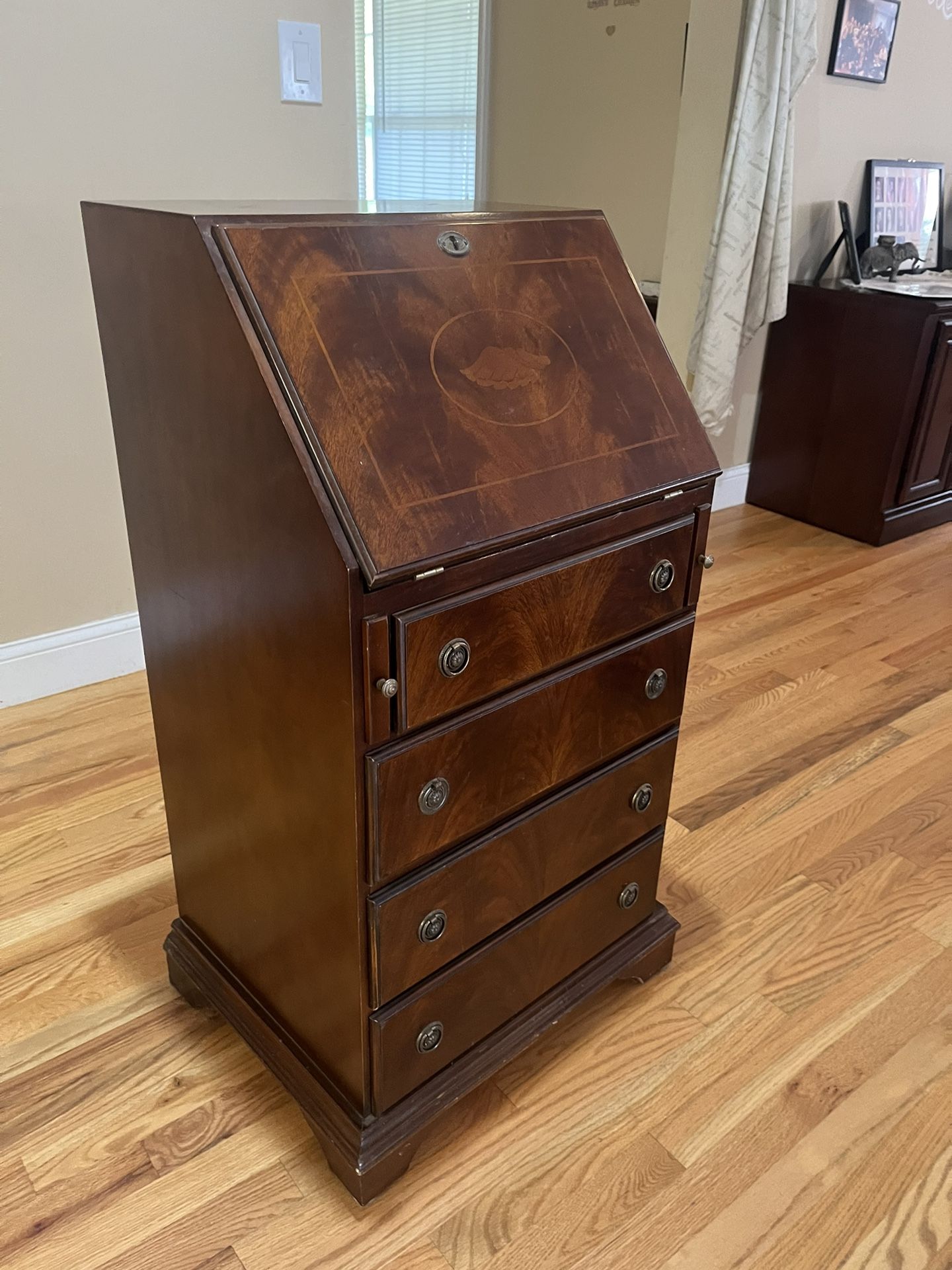 Compact desk