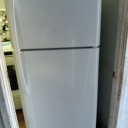 2 Yrs Old Kenmore White Apartment Size Refrigerator And Top Freezer 