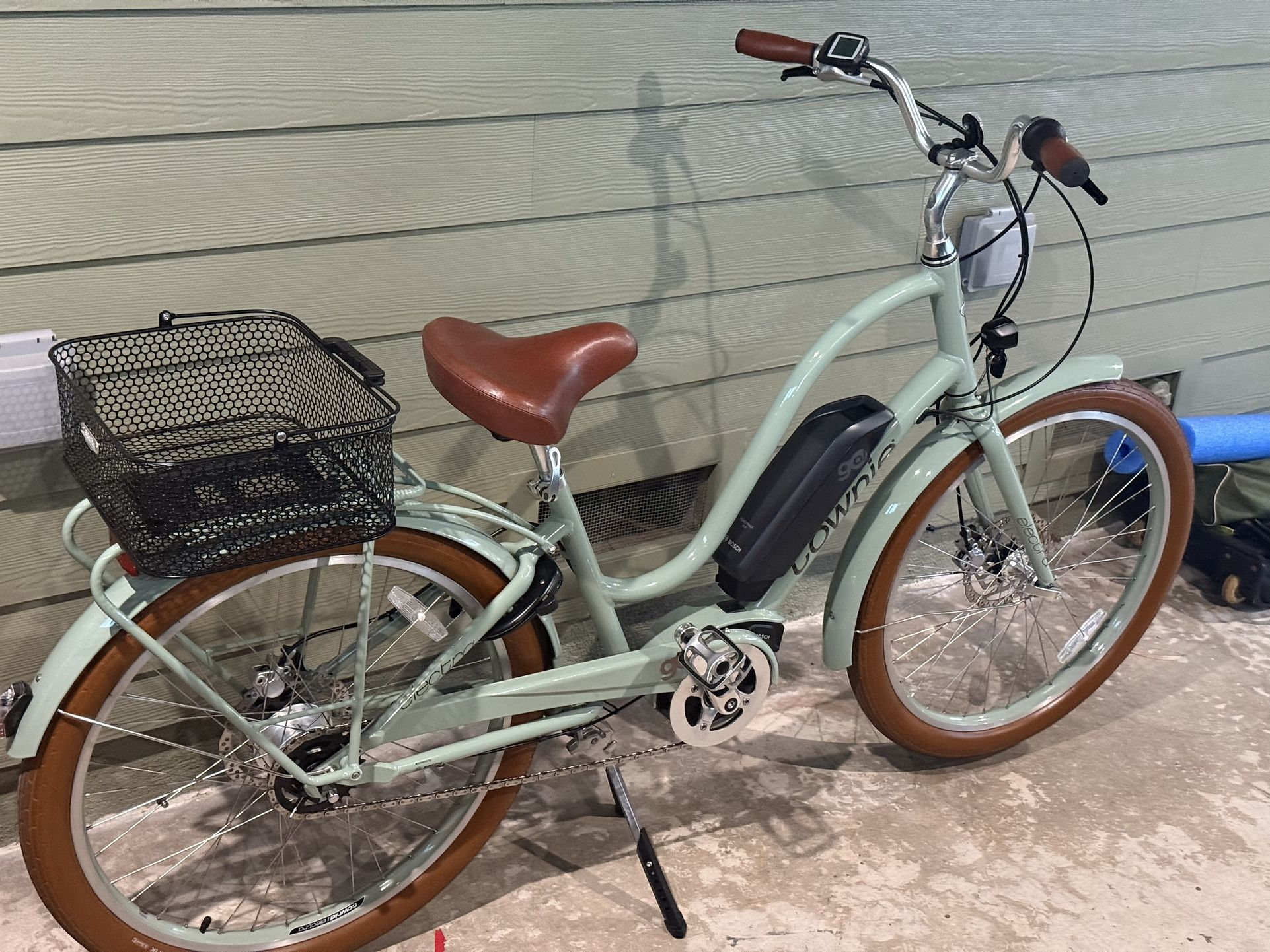 Electra 5i townie go with hydraulic disc brakes and bosch mid drive rear rack with removable basket,color matched fenders, front and rear lights, cafe