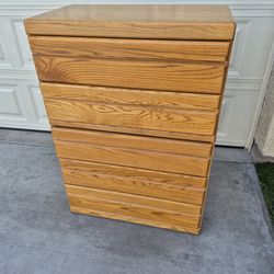 Oak// 5 drawers dresser chest in very good condition