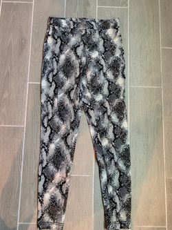 leggings o pantalones con estampado de piel de serpiente en tonos grises, negros y blancos