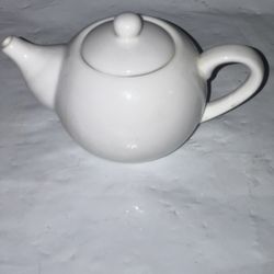 WHITE DURABLE PORCELAIN TEAPOT/CREAMER W/LID DISHWASHER SAFE