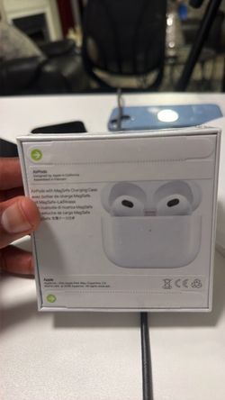 Apple AirPods with MagSafe Charging Case