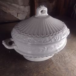 Pamela Scurry Holder with Lid