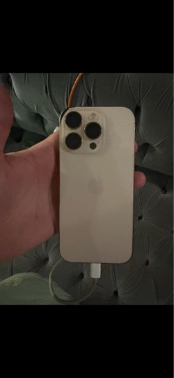 iPhone 16 pro 512GB AT&T little crack on back