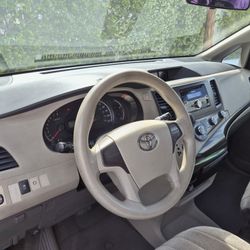 Toyota Sienna 2011 