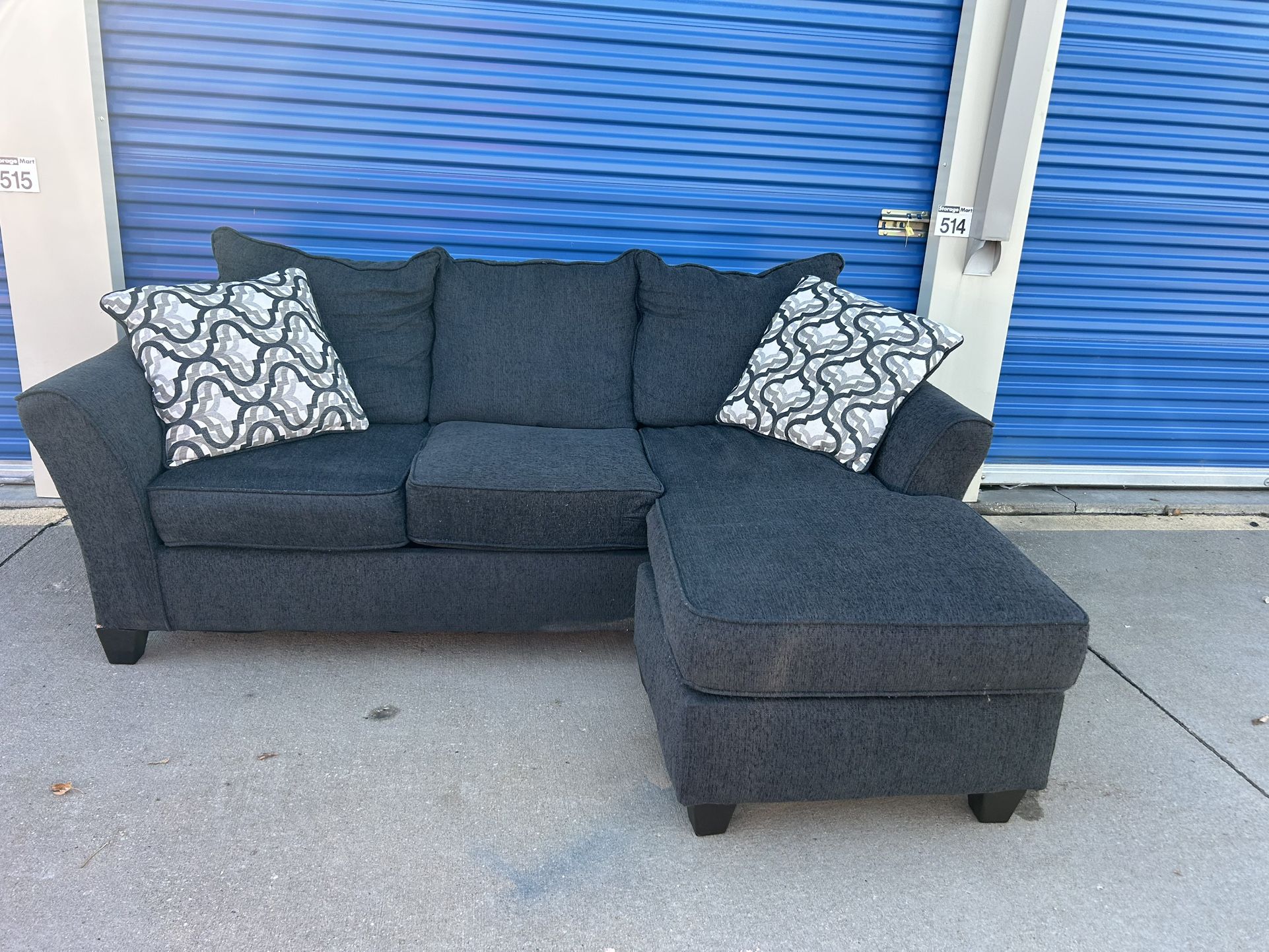 DELIVERY AVAILABLE 🚚🚛🚚 awesome 2 Piece Reversible Sectional