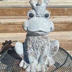 RESIN GARDEN FROG