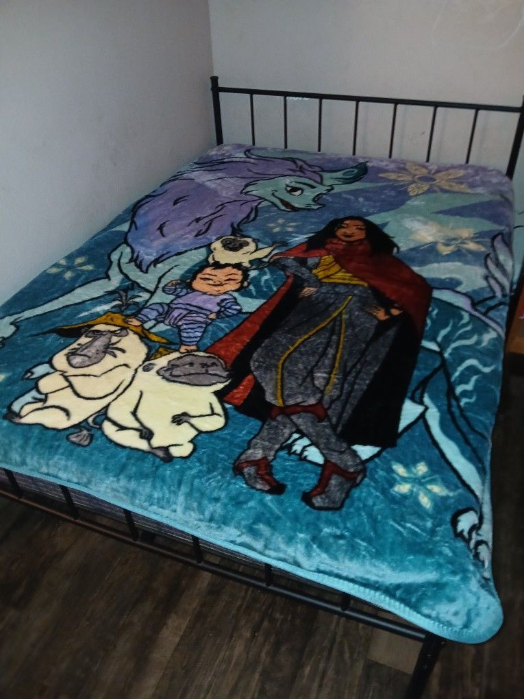 Beautiful Ikea table with glass doors
❌️Need Gone ASAP!❌️