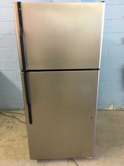 Stainless 18 Cubic Foot Refrigerator With Ice Maker