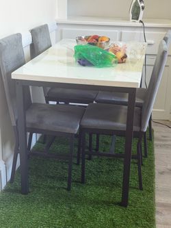 Table with 4 chairs