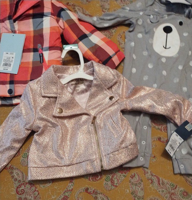 Girl's Clothes (Newborn - 18 Months) New & Excellent Condition..A Whole Lot Of Clothes .. Make An Offer. 