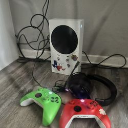 XBOX XS w two controllers 