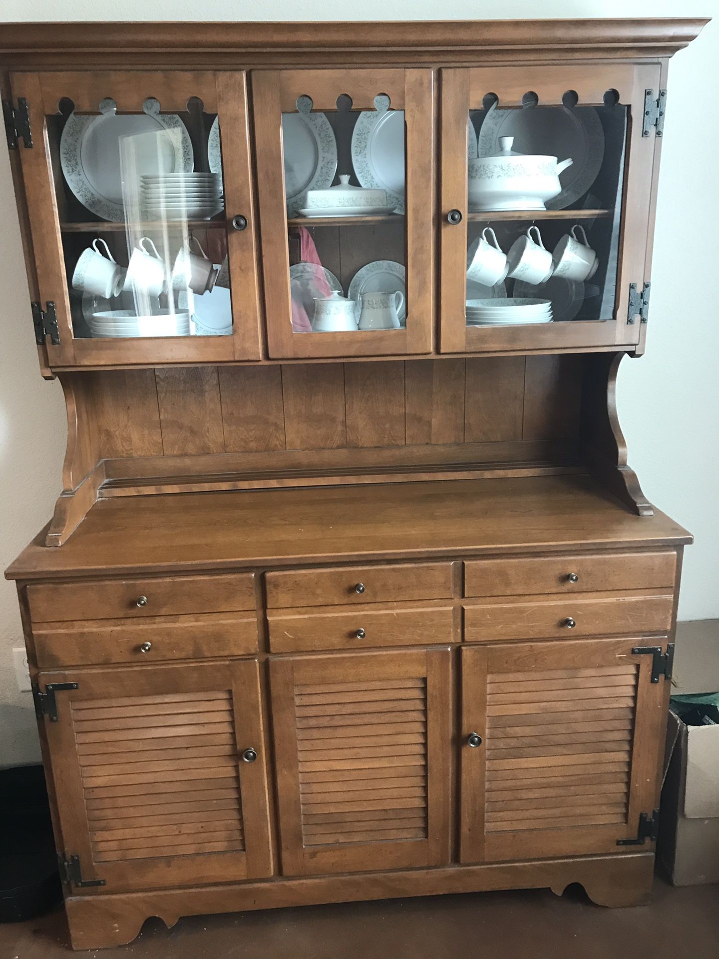 Ethan Allen Baumritter Maple China Hutch