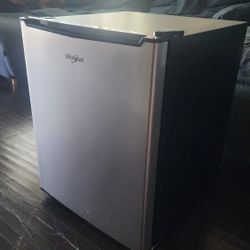 Whirlpool Mini Dorm Fridge Refrigerator 2ft Tall